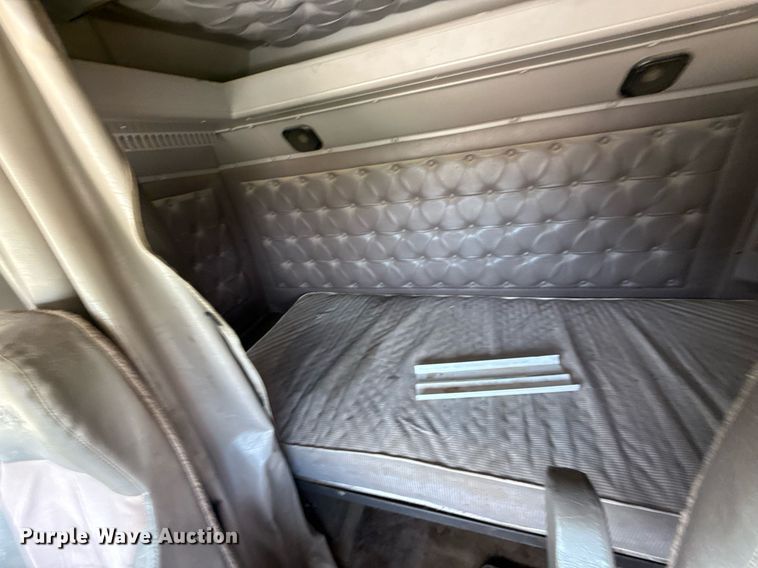 image for item ED4287 1998 International 9400 Eagle semi truck