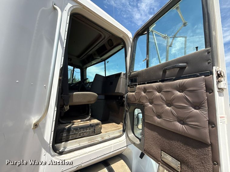 image for item ED4287 1998 International 9400 Eagle semi truck