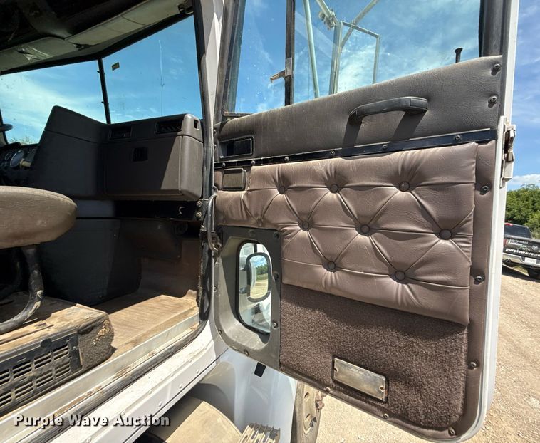 image for item ED4287 1998 International 9400 Eagle semi truck