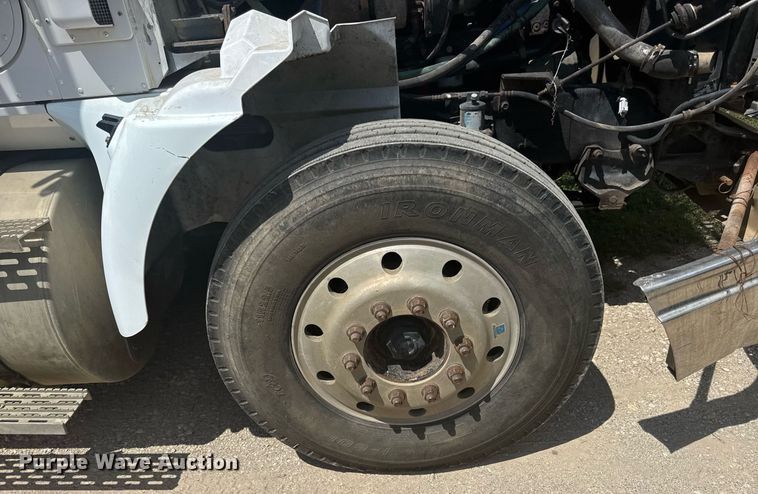 image for item ED4287 1998 International 9400 Eagle semi truck