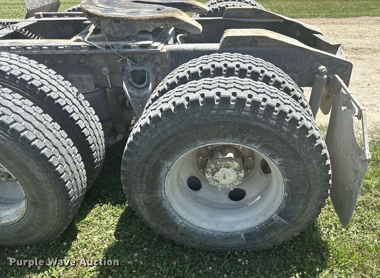 image for item ED4287 1998 International 9400 Eagle semi truck