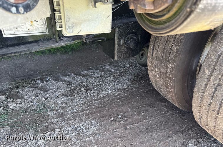 image for item ED4377 2005 Transcraft  drop deck trailer