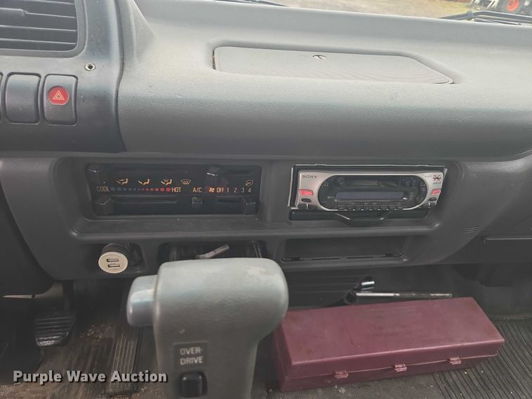 image for item EF1790 2002 Isuzu NPR box truck