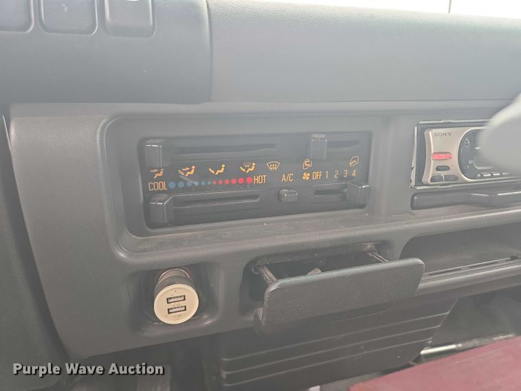 image for item EF1790 2002 Isuzu NPR box truck