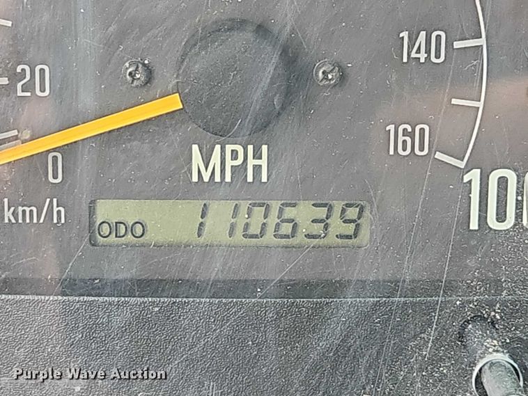 image for item EF1790 2002 Isuzu NPR box truck