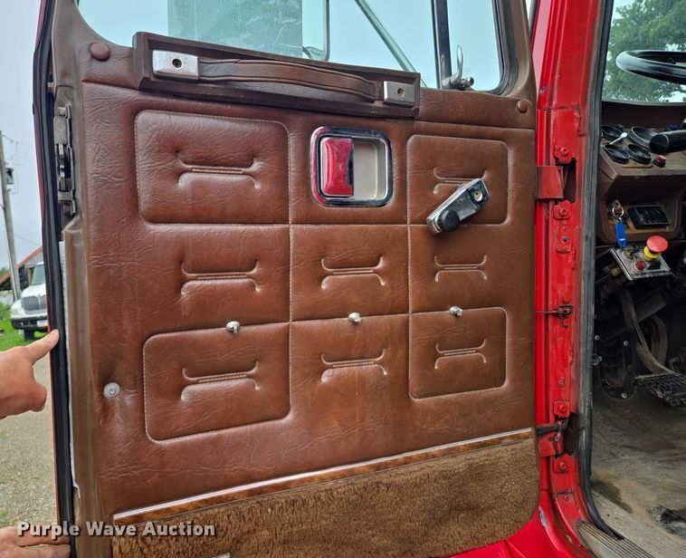 image for item EF1795 1988 WhiteGMC WIA Areo semi truck