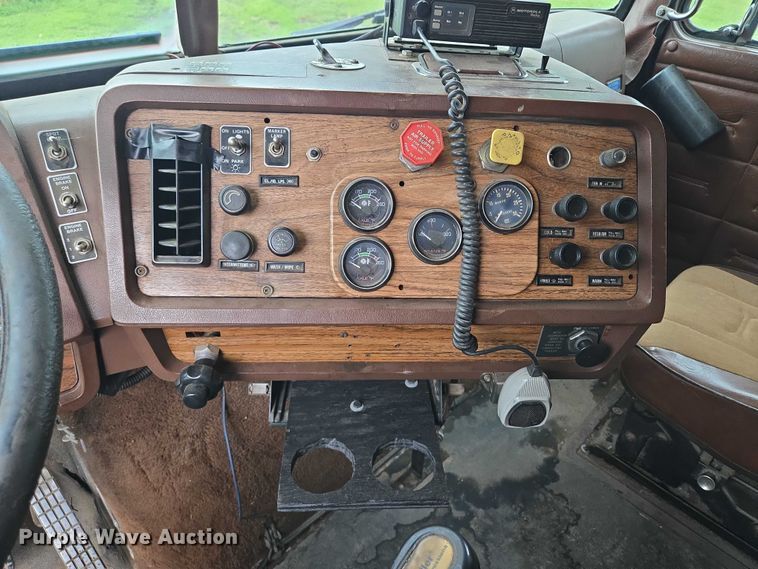 image for item EF1795 1988 WhiteGMC WIA Areo semi truck