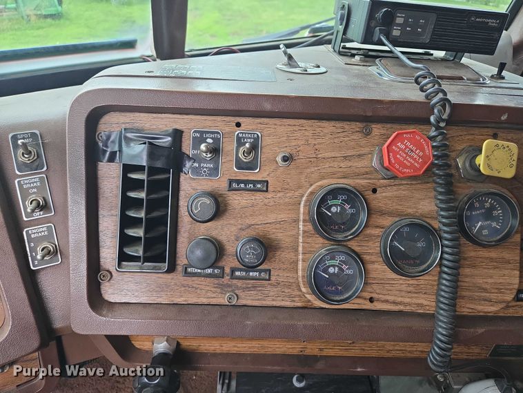 image for item EF1795 1988 WhiteGMC WIA Areo semi truck