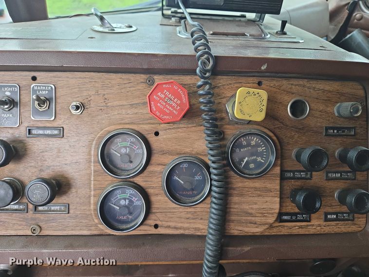 image for item EF1795 1988 WhiteGMC WIA Areo semi truck