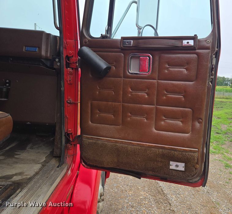 image for item EF1795 1988 WhiteGMC WIA Areo semi truck