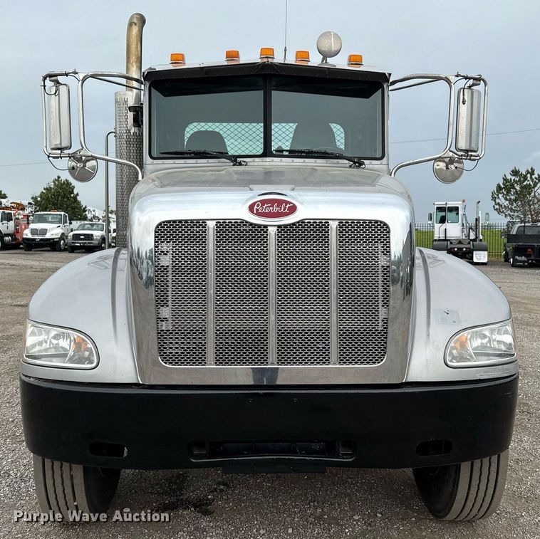image for item EG5787 2011 Peterbilt 348 tow truck