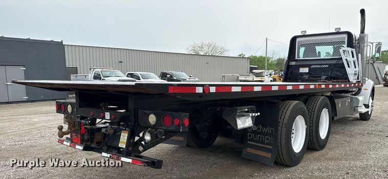 image for item EG5787 2011 Peterbilt 348 tow truck