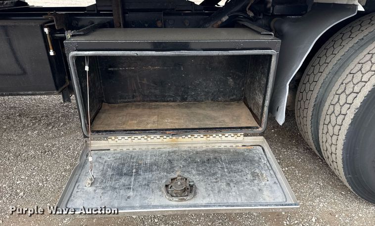 image for item EG5787 2011 Peterbilt 348 tow truck