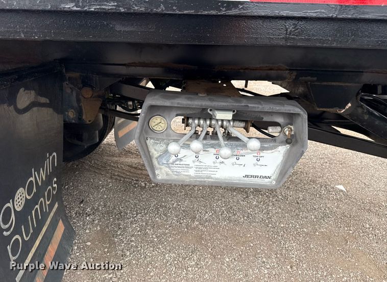 image for item EG5787 2011 Peterbilt 348 tow truck