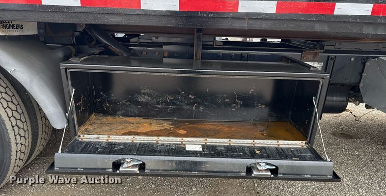 image for item EG5787 2011 Peterbilt 348 tow truck