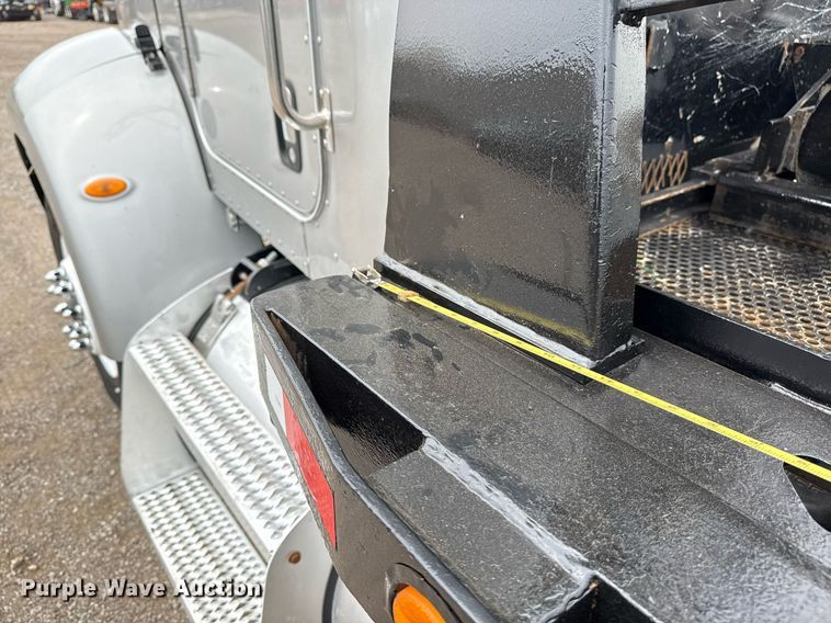 image for item EG5787 2011 Peterbilt 348 tow truck