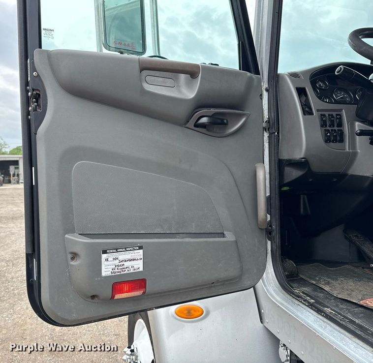 image for item EG5787 2011 Peterbilt 348 tow truck