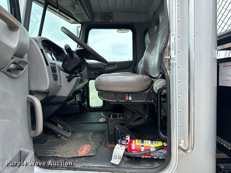 image for item EG5787 2011 Peterbilt 348 tow truck