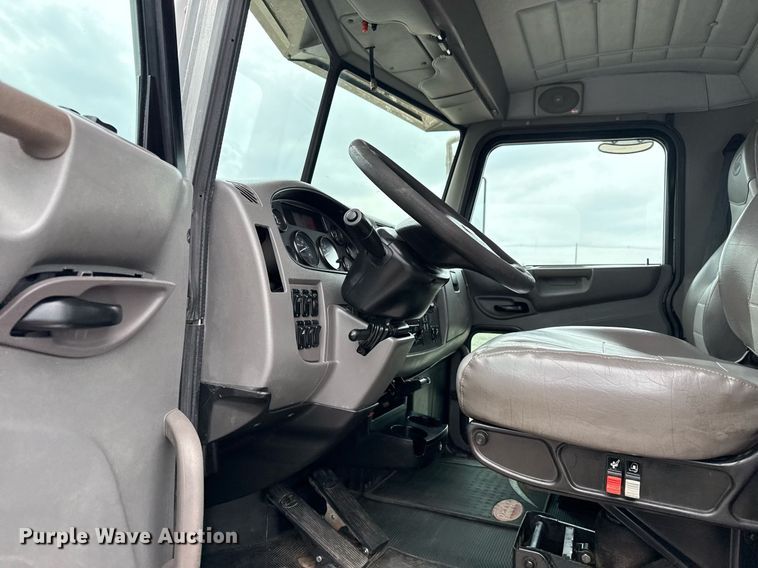 image for item EG5787 2011 Peterbilt 348 tow truck