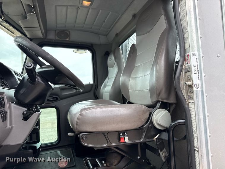 image for item EG5787 2011 Peterbilt 348 tow truck