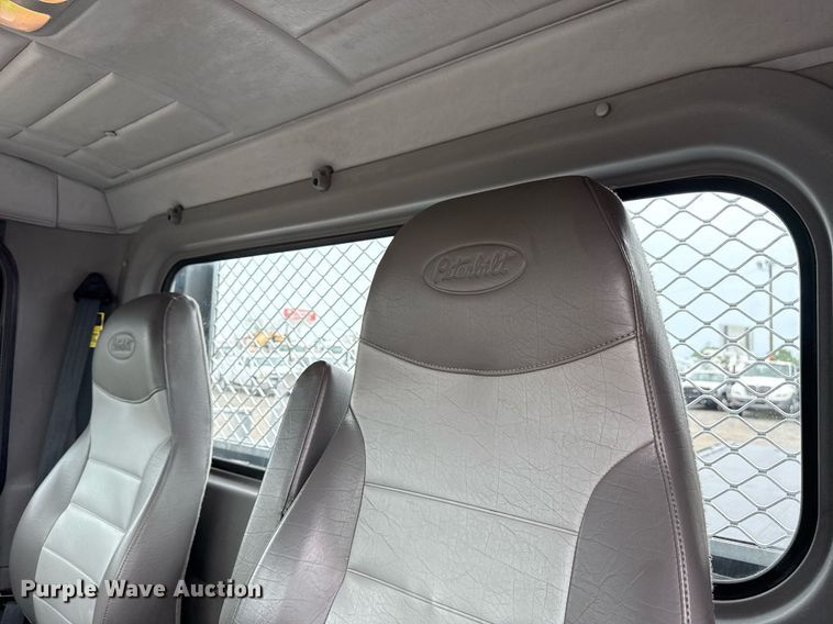 image for item EG5787 2011 Peterbilt 348 tow truck