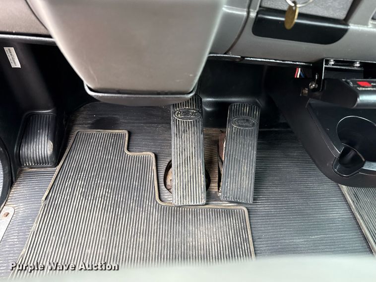 image for item EG5787 2011 Peterbilt 348 tow truck