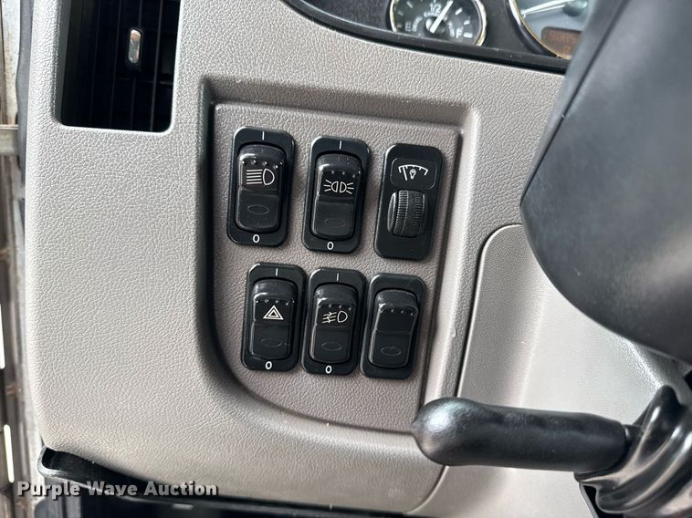 image for item EG5787 2011 Peterbilt 348 tow truck