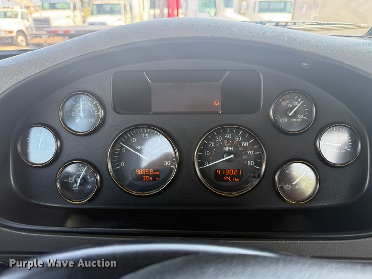 image for item EG5787 2011 Peterbilt 348 tow truck