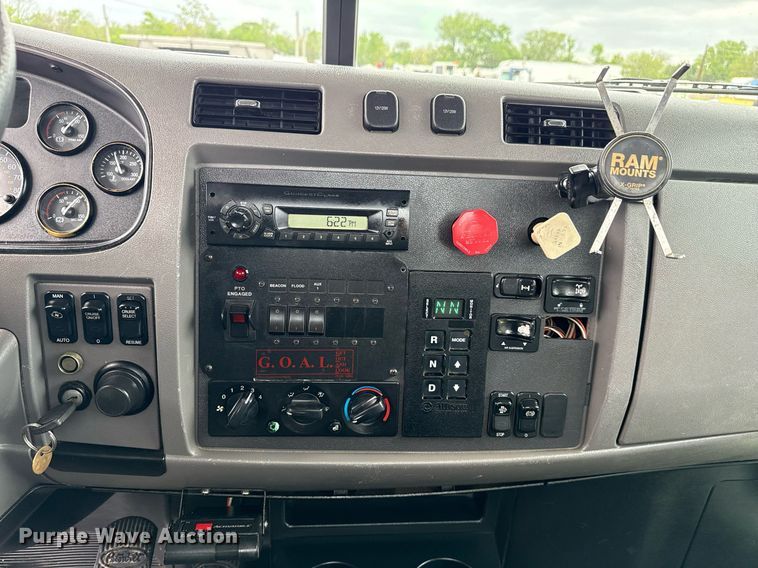 image for item EG5787 2011 Peterbilt 348 tow truck