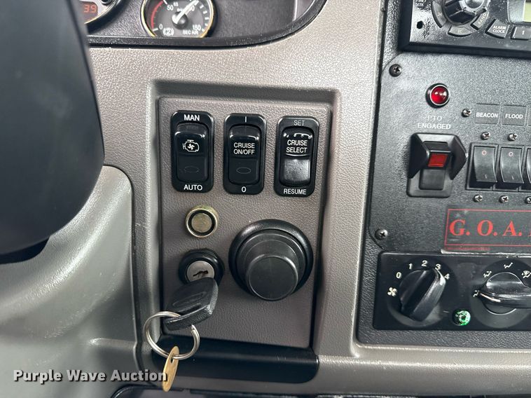 image for item EG5787 2011 Peterbilt 348 tow truck