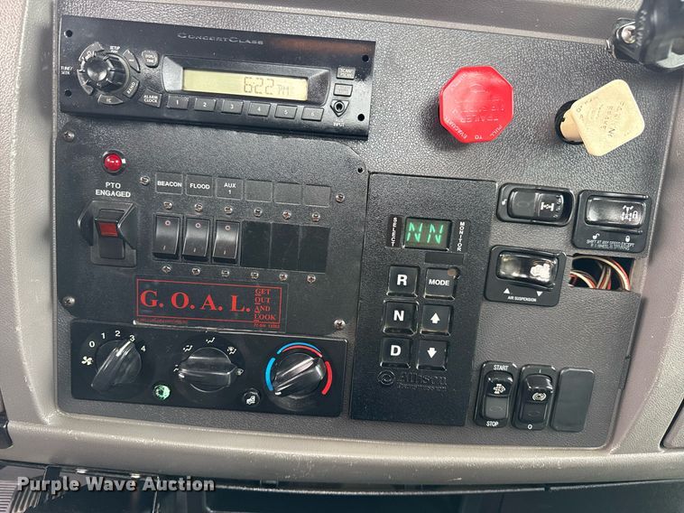 image for item EG5787 2011 Peterbilt 348 tow truck