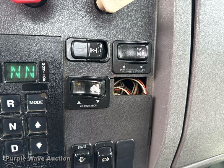 image for item EG5787 2011 Peterbilt 348 tow truck