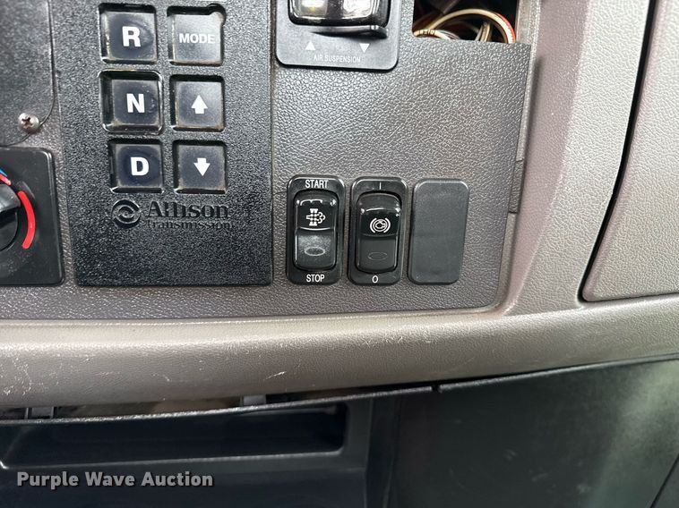 image for item EG5787 2011 Peterbilt 348 tow truck