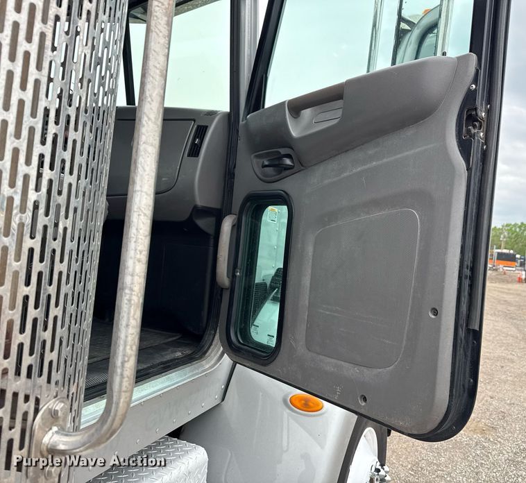 image for item EG5787 2011 Peterbilt 348 tow truck