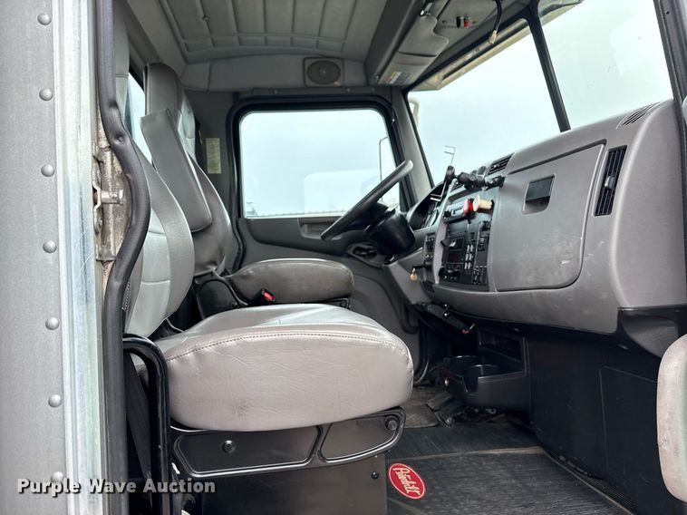 image for item EG5787 2011 Peterbilt 348 tow truck