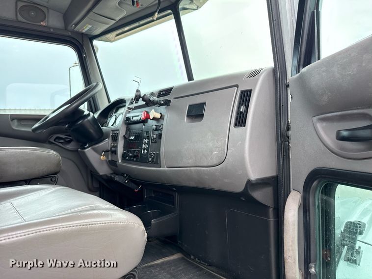 image for item EG5787 2011 Peterbilt 348 tow truck