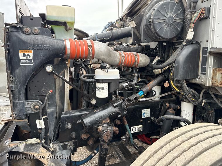 image for item EG5787 2011 Peterbilt 348 tow truck