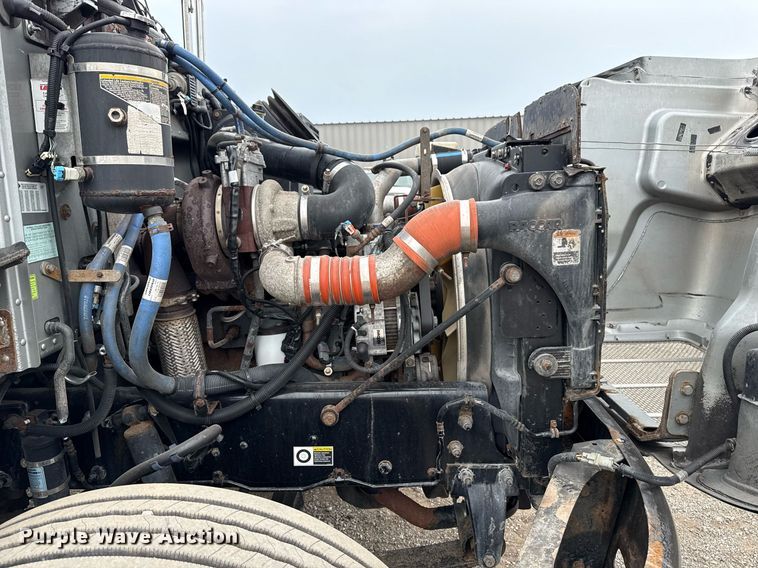 image for item EG5787 2011 Peterbilt 348 tow truck