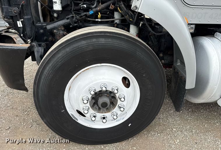 image for item EG5787 2011 Peterbilt 348 tow truck