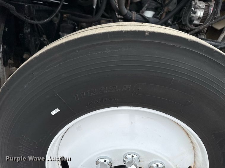 image for item EG5787 2011 Peterbilt 348 tow truck