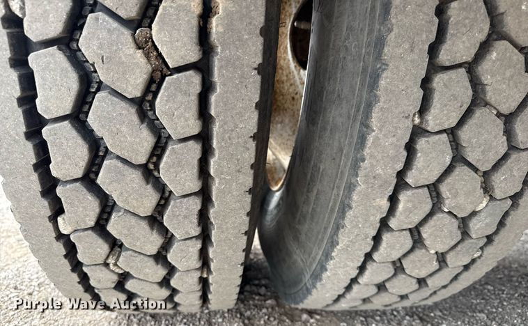 image for item EG5787 2011 Peterbilt 348 tow truck