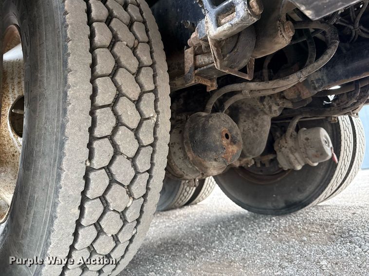 image for item EG5787 2011 Peterbilt 348 tow truck