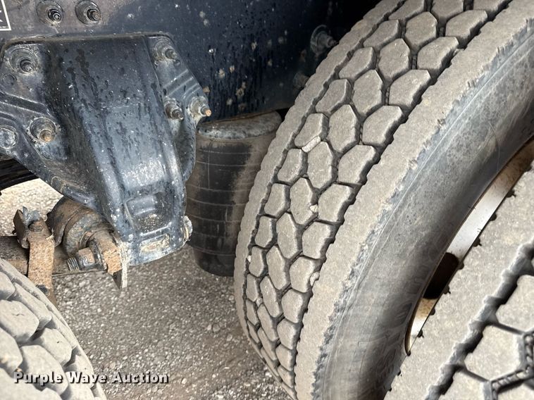 image for item EG5787 2011 Peterbilt 348 tow truck