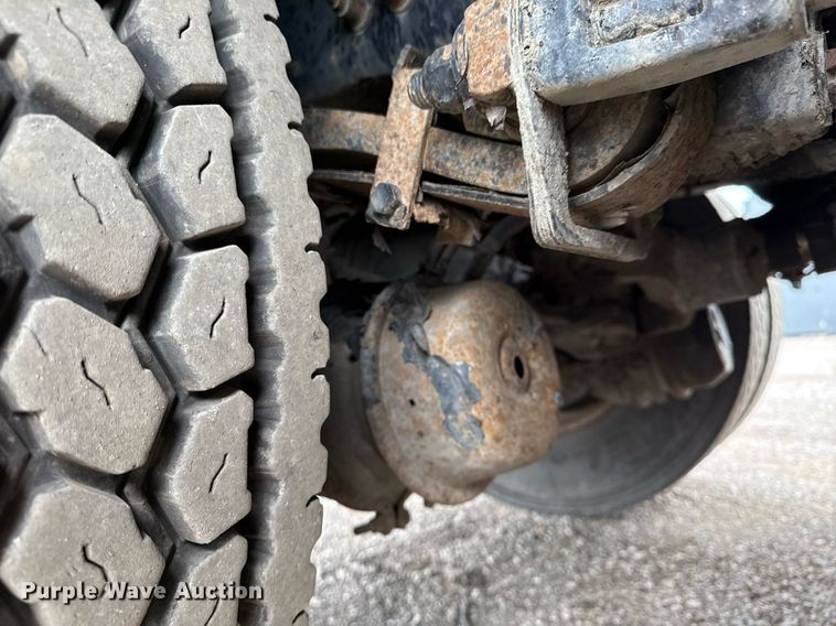 image for item EG5787 2011 Peterbilt 348 tow truck