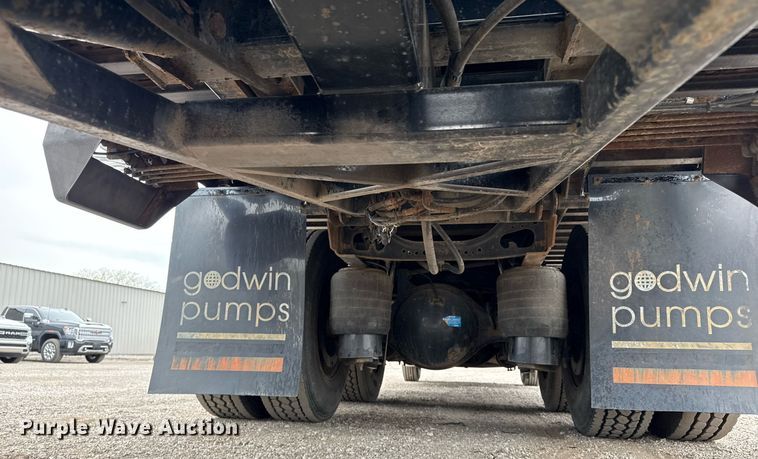 image for item EG5787 2011 Peterbilt 348 tow truck