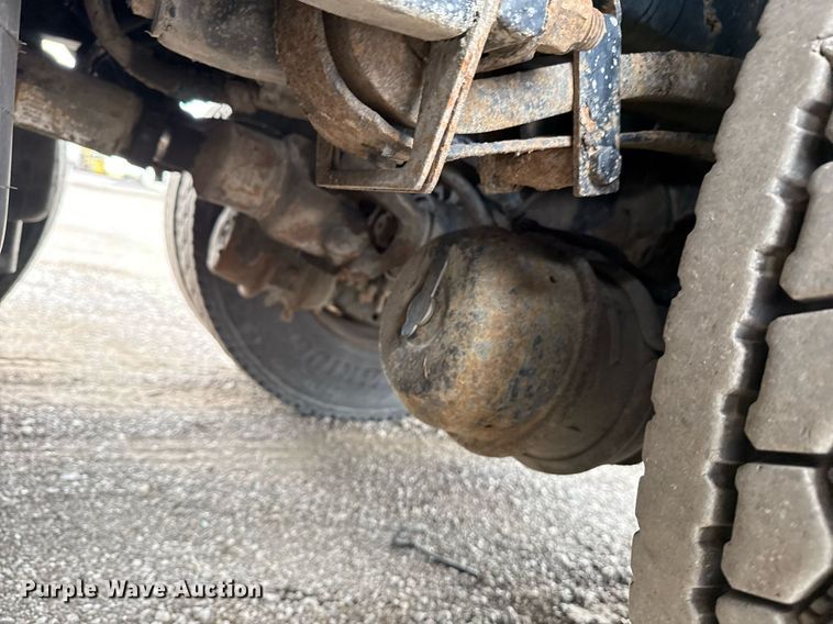 image for item EG5787 2011 Peterbilt 348 tow truck