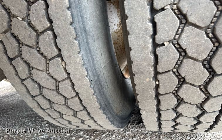 image for item EG5787 2011 Peterbilt 348 tow truck