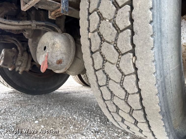 image for item EG5787 2011 Peterbilt 348 tow truck