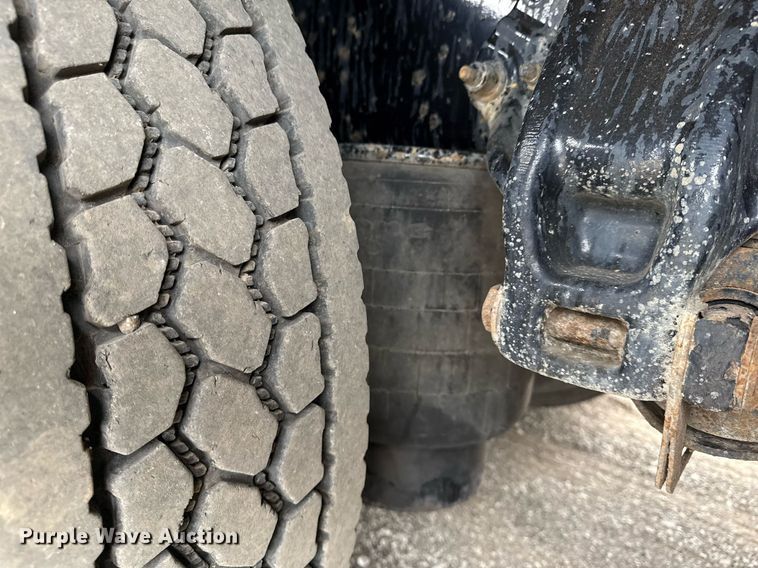 image for item EG5787 2011 Peterbilt 348 tow truck