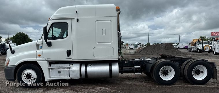 image for item EG5865 2012 Freightliner Cascadia semi truck